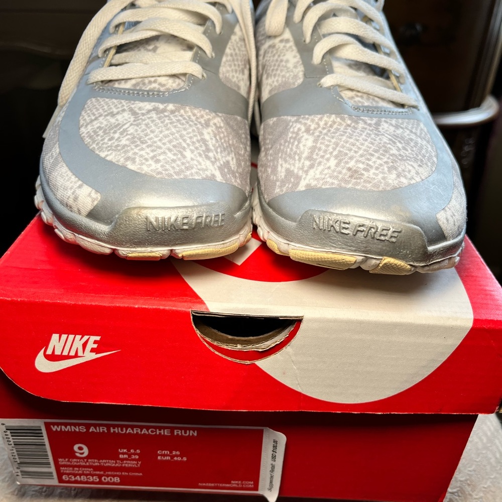 Silver & White #SnakePrint women’s Size 9 #NikeSnekers.